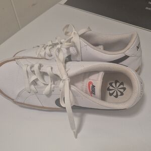 Nike Women's White and Black Sneakers  7.5